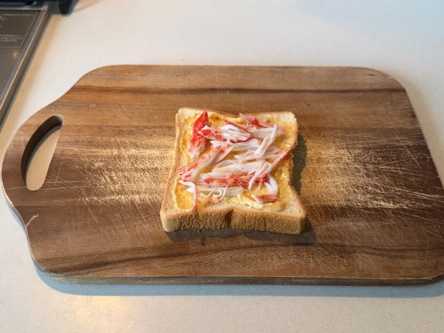 カニカマを手で割いて、上にのせる