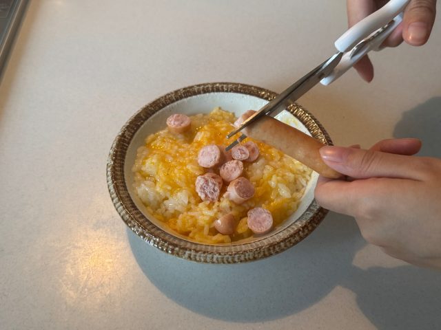 ソーセージをキッチン用ハサミで小口切りにする