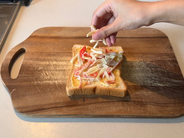 ピザ用チーズを散りばめて、トースターで焼く