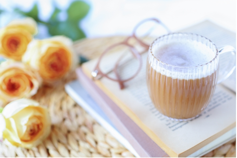 朝のコーヒーと本