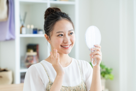 笑顔で鏡をチェック