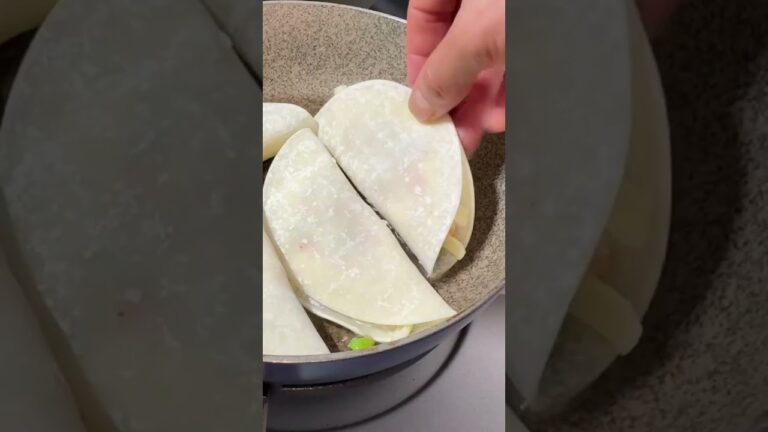 #アレンジレシピ #家飲み #そうめんアレンジ #そうめん ひき肉のように肉汁を閉じ込める必要がない具材なので、包まず、たたむだけでOK!なんて楽っ!お好きな具材を混ぜて作ってみてね #アレンジレシピ #家飲み #そうめんアレンジ #そうめん ひき肉のように肉汁を閉じ込める必要がない具材なので、包まず、たたむだけでOK!なんて楽っ!お好きな具材を混ぜて作ってみてね