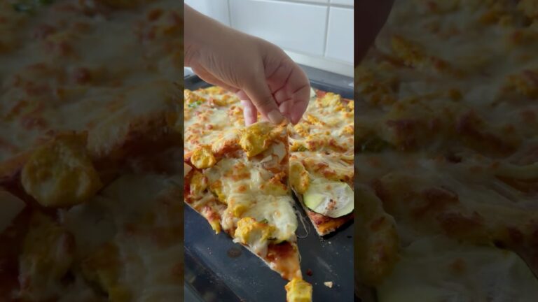 チキンとズッキーニのピザ🍕#ピザ #ショートパンツ