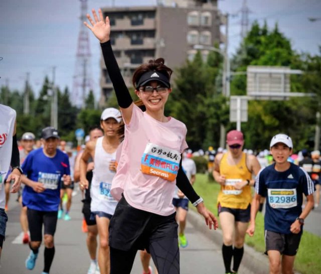 笑顔のランニング中の女性