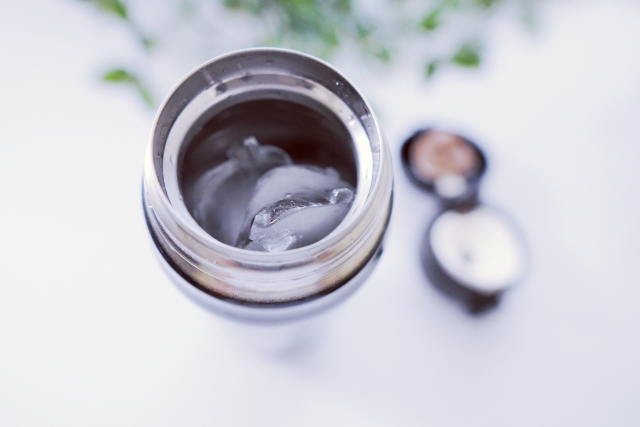 水筒に入れた氷