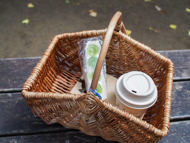 シャインマスカットのフルーツサンドとコーヒー