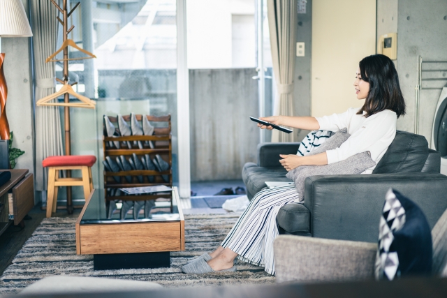 家で映画を見る女性