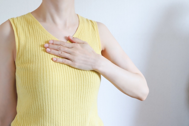 深呼吸して胸元に手を当てる
