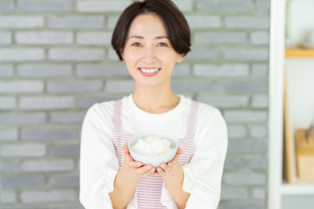 NEW
9/9 (火)
ご飯は何回でよそう?「ご飯のよそい方」とその理由を知ろう!
林 慶子(マナー講師)4 御飯茶碗を持った笑顔の女性