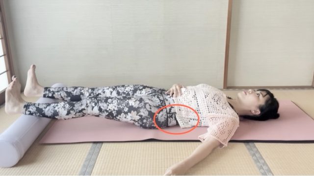 腰をマットに近づけ