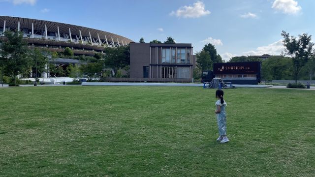 芝生の広がる公園