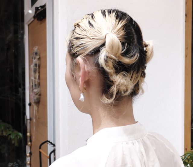 まとめ髪の後ろ姿