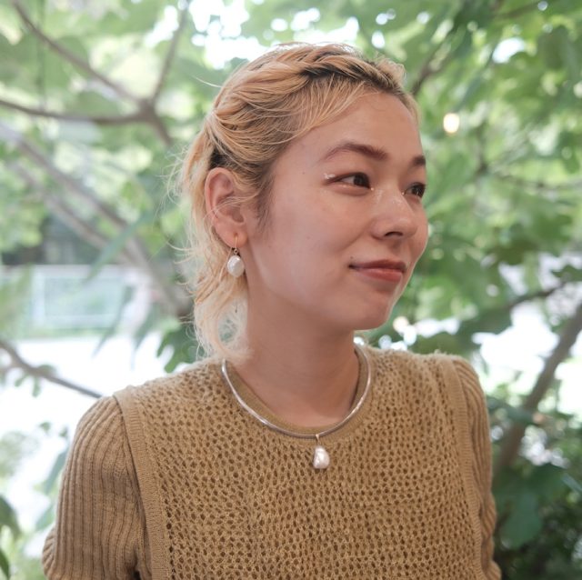 ショートヘアの女性