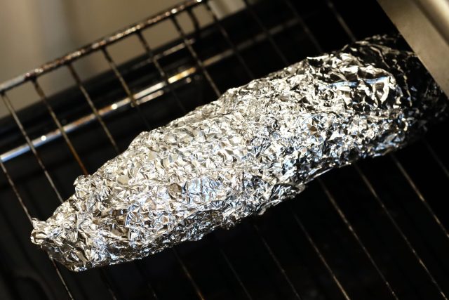 アルミホイルに包んだとうもろこし