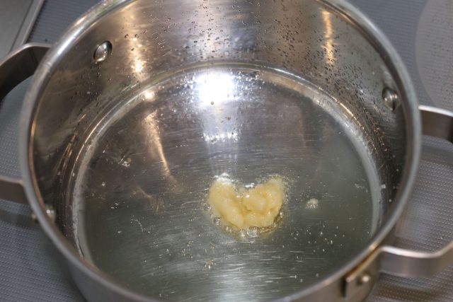 にんにくを入れた鍋