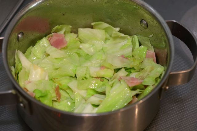 鍋に入れたキャベツとベーコン
