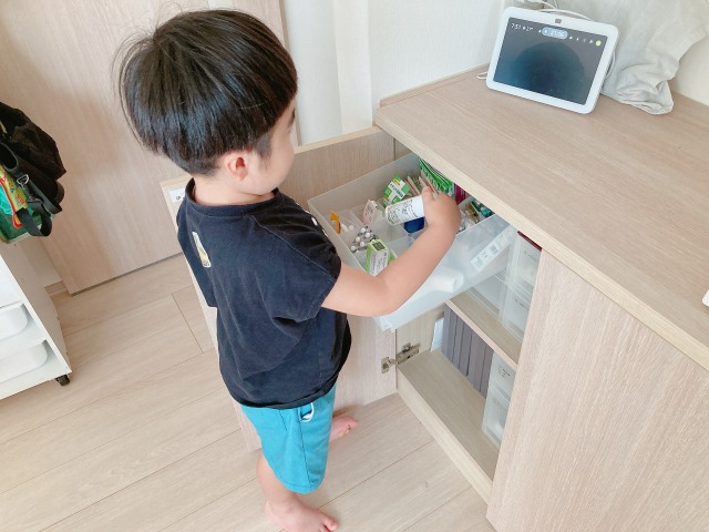 お子さんと薬の収納