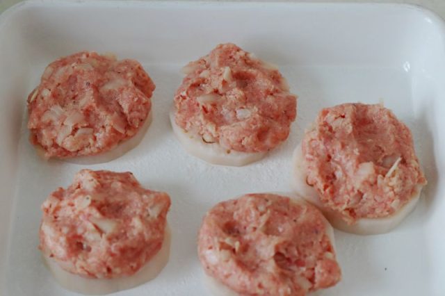 ひき肉をのせたれんこん