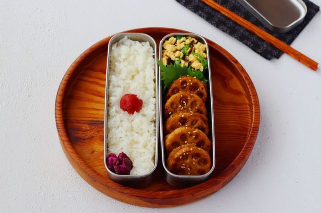 「れんこんの肉詰め 照り焼き味」「ピーマンの卵そぼろ和え」2品弁当