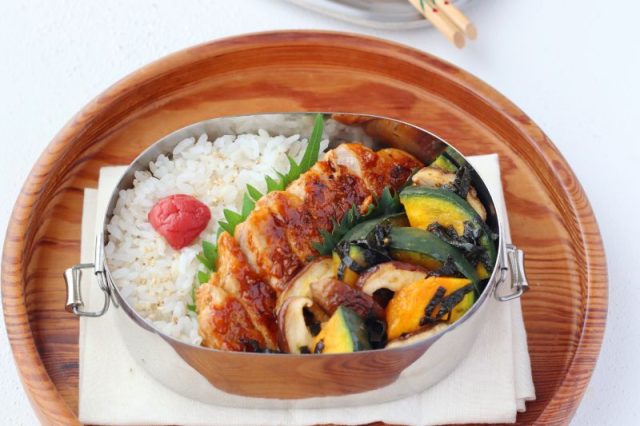 「トンテキ」「かぼちゃの海苔バター」2品弁当