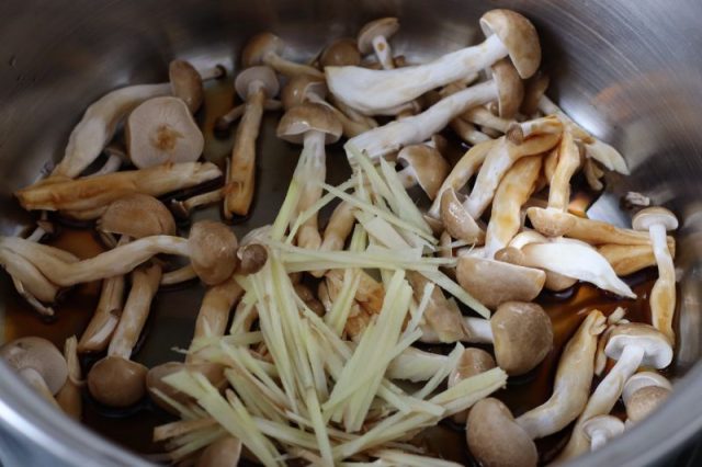 ほぐしたしめじ