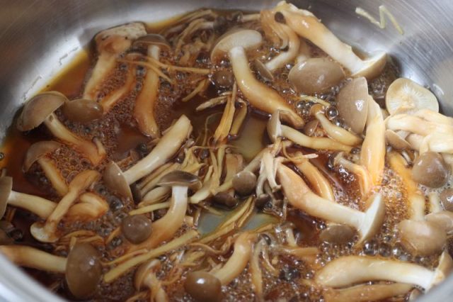 鍋で加熱しているしめじ