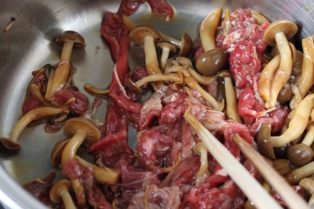 牛肉ときのこ