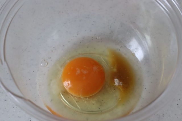 ボウルに割り入れた卵