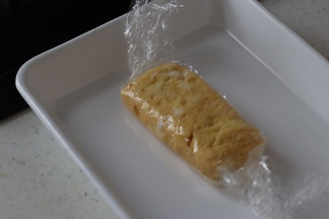 ラップに巻いて卵焼き