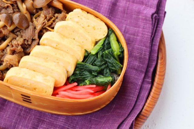 「牛きのこのしぐれ」「定番卵焼き」2品弁当