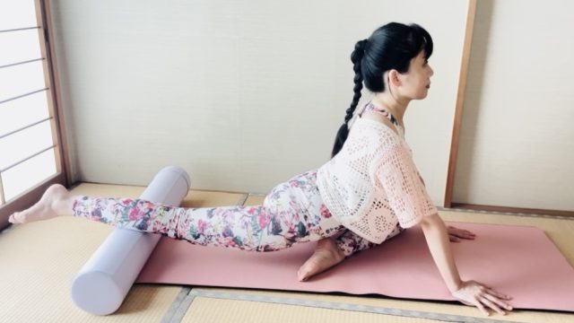 骨盤を床の方向に沈める