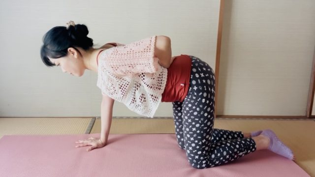 左てを腰に当てる