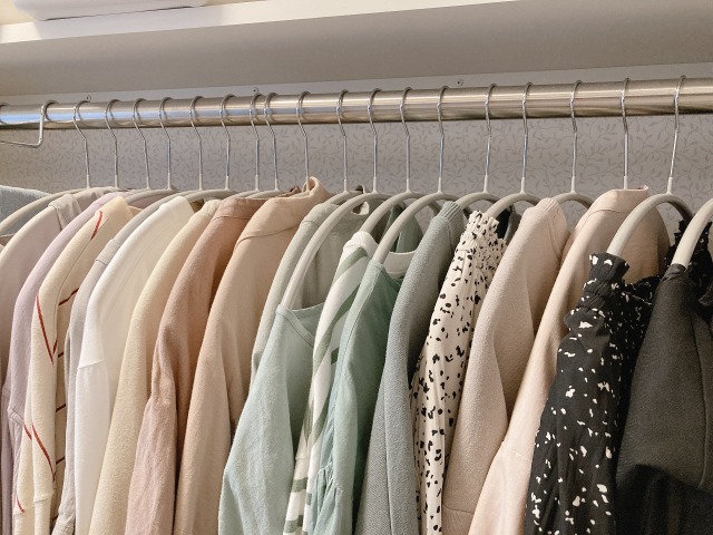 クローゼットに並ぶ洋服