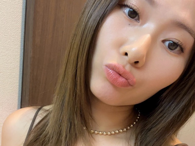 セザンヌのリップを塗った女性