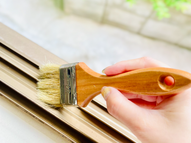 ハケを使ってサッシ掃除