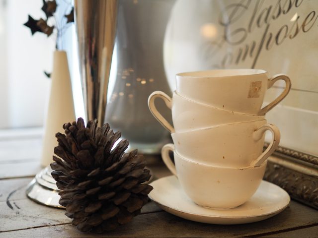 カップと松ぼっくり