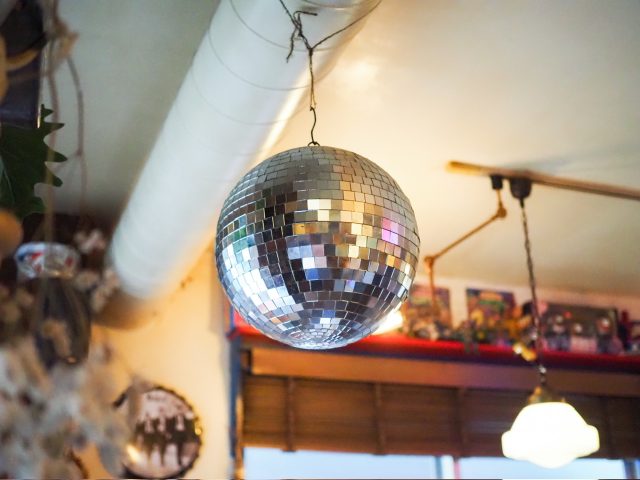 パンケーキ専門店「カフェ マチルダ」店内 ミラーボール