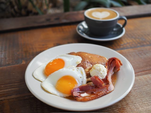 パンケーキとオーツミルクラテ
