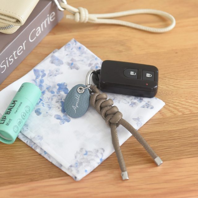 ファスナーストラップにもなる 牛革 バッグチャーム