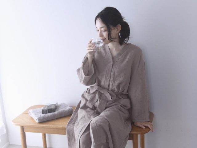 NEW
BLOG
9/11 (木)
秋冬の心強い味方!大人気「湯上りシリーズ」に3wayで着られる「ガウン」が誕生♪
アンジェ web shop13 羽織りにもなる 湯上りガーゼバスローブ