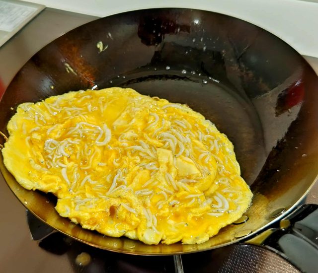 フライパンに入れたしらすオムレツ 