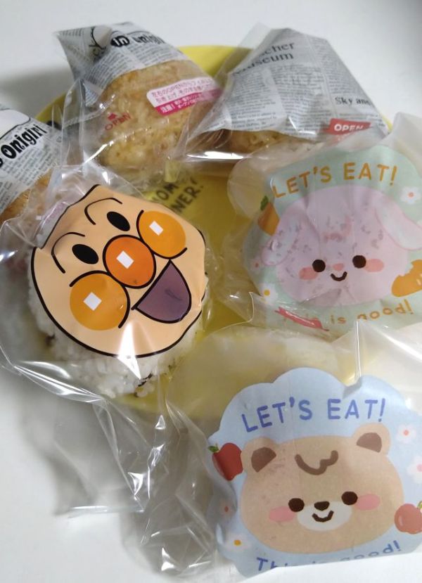 フィルムに包んだおにぎり