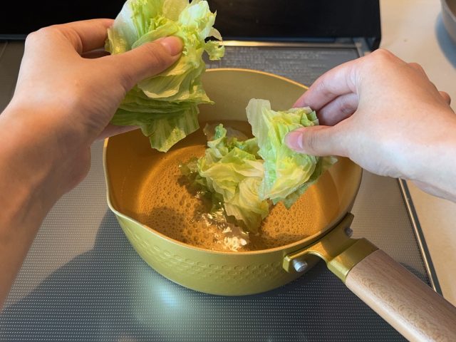 レタスをちぎって入れる