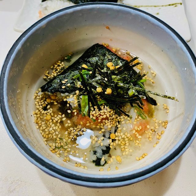 明太子+高菜のおにぎりをお茶漬けに