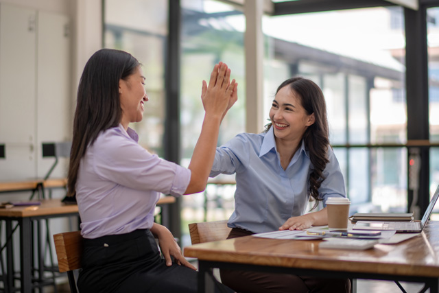 女性同士　ハイタッチ