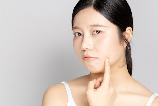 肌を気にする女性