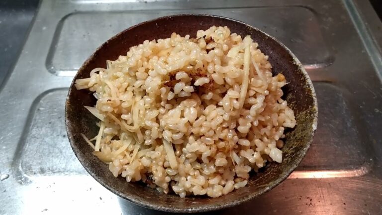 玄米で生姜の炊き込みごはん・塩とからしで鰹のたたき・なめことわかめの味噌汁 玄米で生姜の炊き込みごはん・塩とからしで鰹のたたき・なめことわかめの味噌汁