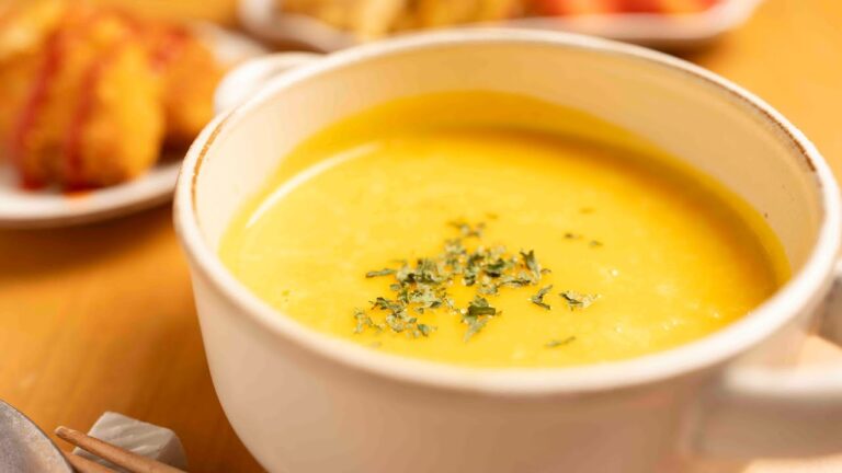 【簡単かぼちゃレシピ】たった10分！ほっこり温まる♪煮込んで潰すだけ