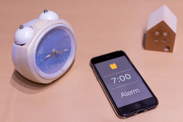 目覚まし時計とスマホ