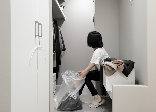 NEW
10/16 (木)
衣替えは「貯め時」です!節約につながる5つのアクション
稲村優貴子(ファイナンシャルプランナー)5 クローゼットでゴミ袋を手にする女性